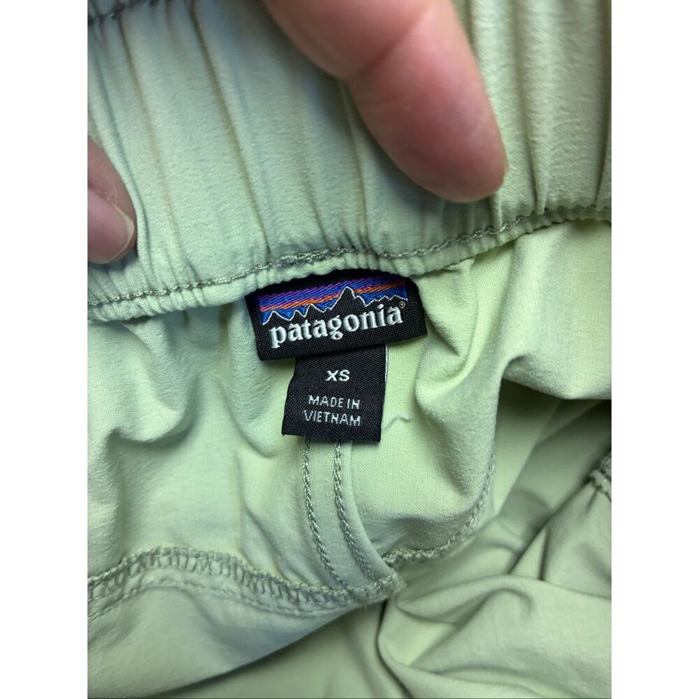 Patagonia Women's Light Green Cargo Shorts with Blue Belt - Picture 6 of 7